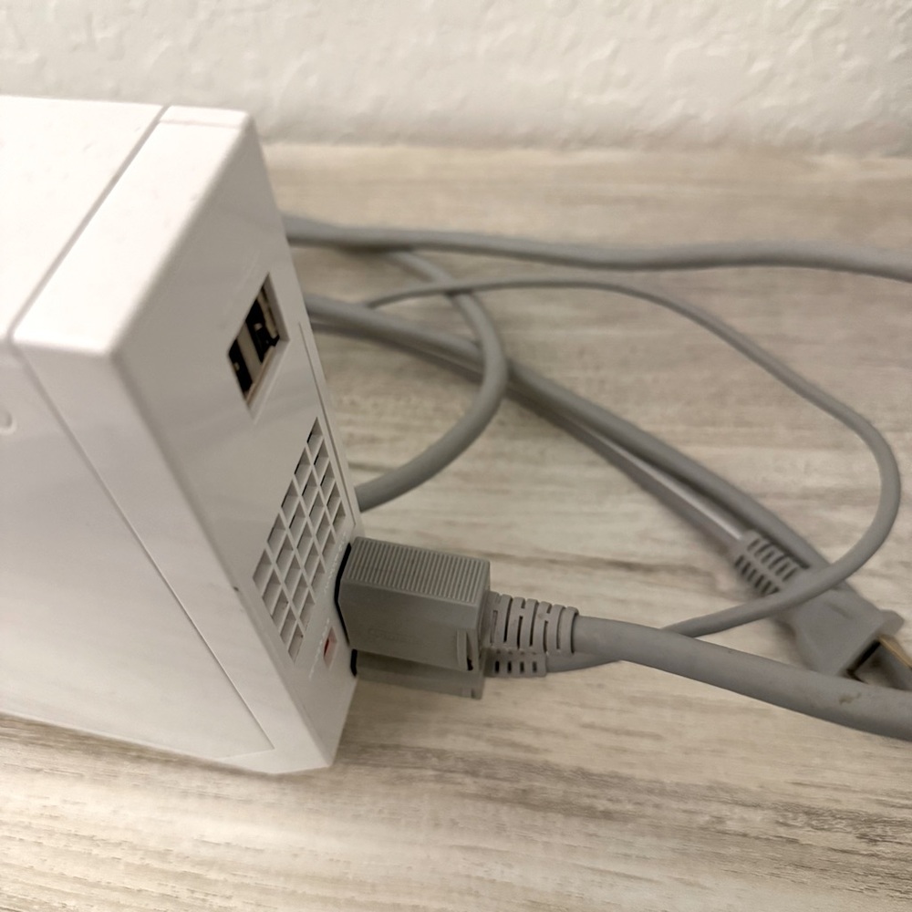White 2006 Nintendo Wii Console Set - Picture 4 of 8